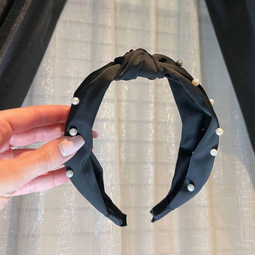 Black silky headband with pearl